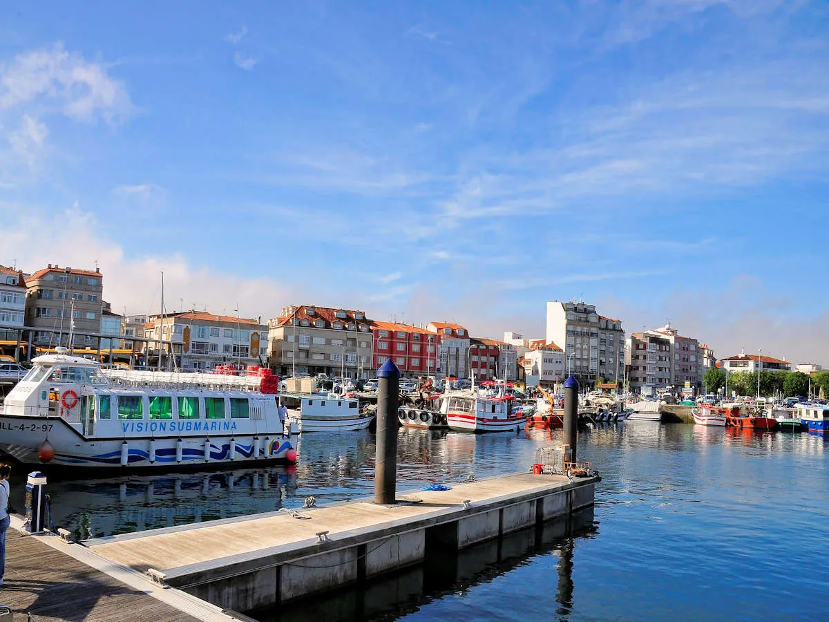 Puerto de O Grove con las barcas amarradas y las casas del pueblo al fondo